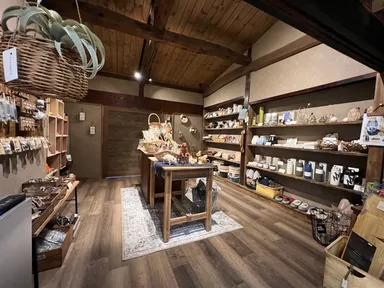 旧北国街道沿いの雑貨店 估謨堂の内観