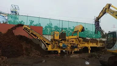 枝葉を破砕する堆肥生産の工程