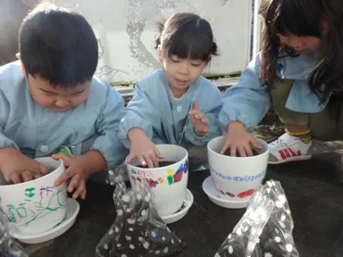 楽しそうにチューリップの植付けをする園児たち