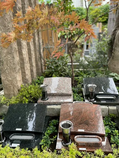 4色の墓石を配置