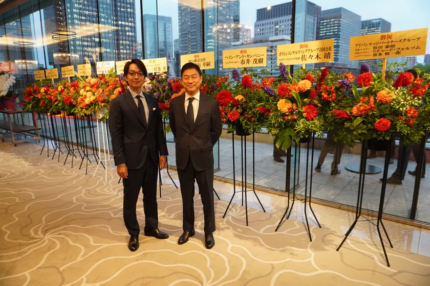 (左)代表取締役社長 佐竹 勇紀 (右)代表取締役会長 荒井 裕之