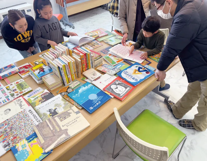【子ども文庫助成事業】「子どもの本100冊助成」受領団体の図書お披露目会の様子(朝里川あじさい町会 あじさい文庫/北海道)
