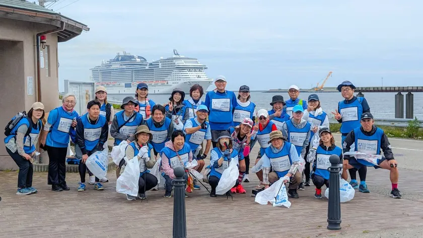 金沢港をバックに記念撮影