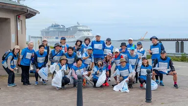 金沢港をバックに記念撮影