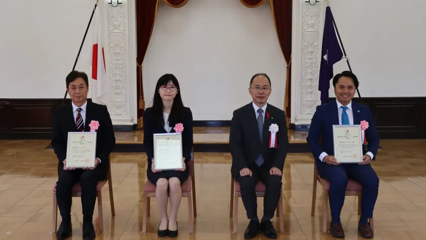 令和7年度群馬県多文化共創カンパニー認証書授与式(写真右から2人目:群馬県副知事 大塚康裕 氏、左から2人目:株式会社積善館 代表取締役 黒澤百合恵)