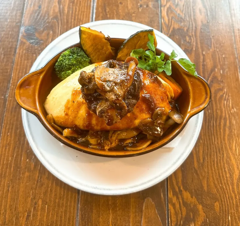 ◆トリュフ薫るきのこと秋野菜のデミグラスオムハンバーグ