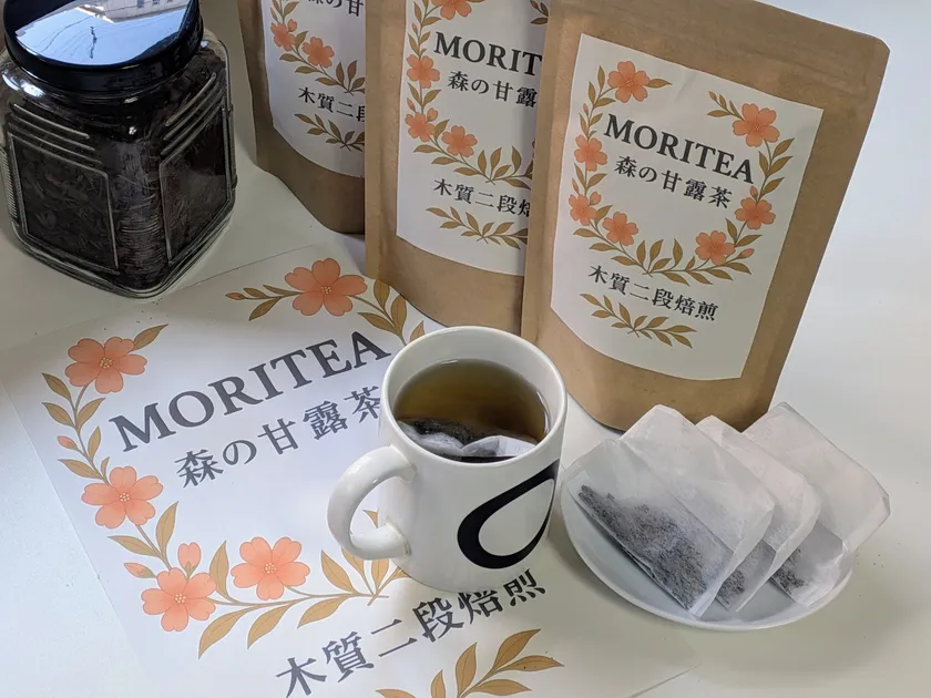 広葉樹を原料とする「MORITEA(モリティ) 森の甘露茶」。木質のバニラ香を引き出した新しいお茶