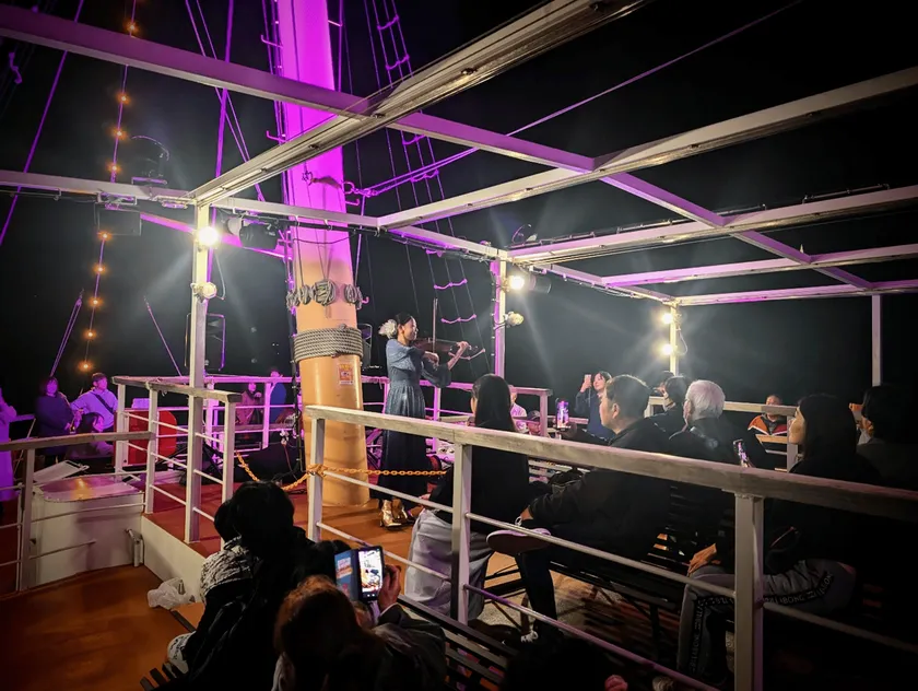 プロヴァイオリニストの船上生演奏