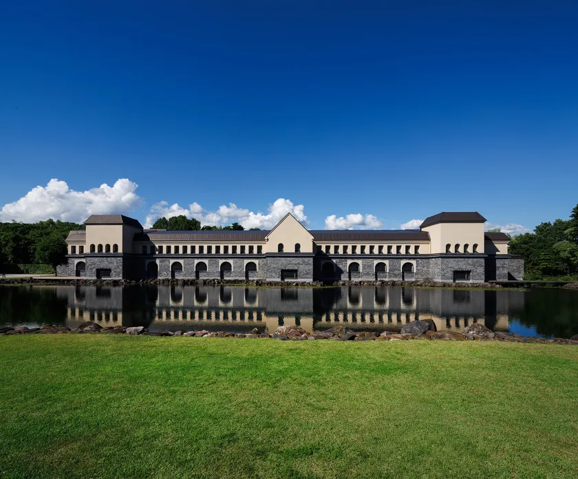 (1)池周りの芝生エリア　約3,134平米