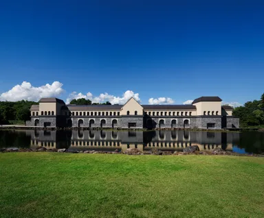 (1)池周りの芝生エリア　約3,134平米