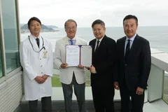 認証授与写真（1）写真左より、亀田総合病院 院長 亀田 俊明様、医療法人鉄蕉会 理事長 亀田 隆明様、BSIジャパン 代表取締役社長 漆原 将樹、医療法人鉄蕉会 名誉理事長 亀田 俊忠様