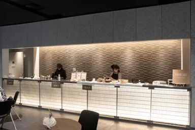 会場内にカフェスペースも併設