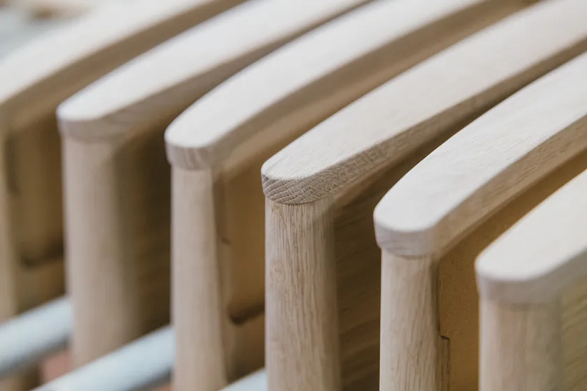 カリモク家具の工場で仕上げられるキャビネット