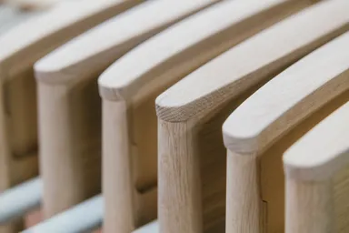 カリモク家具の工場で仕上げられるキャビネット