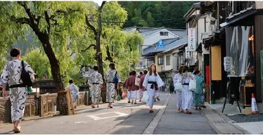 浴衣でそぞろ歩く観光客
