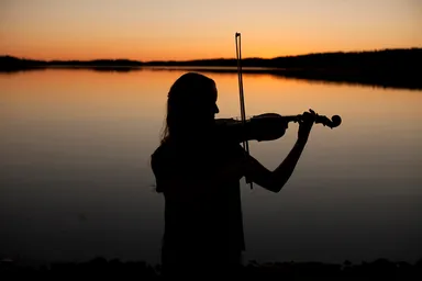 白夜のランマス湖とバイオリニスト