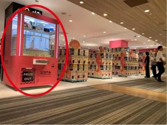 画像4　巨大筐体：直径20cmカプセルが排出される全高約2mの特製カプセルトイ筐体