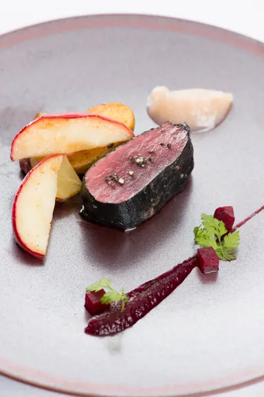 伊賀鹿ロース　十和田の紅玉を添えて