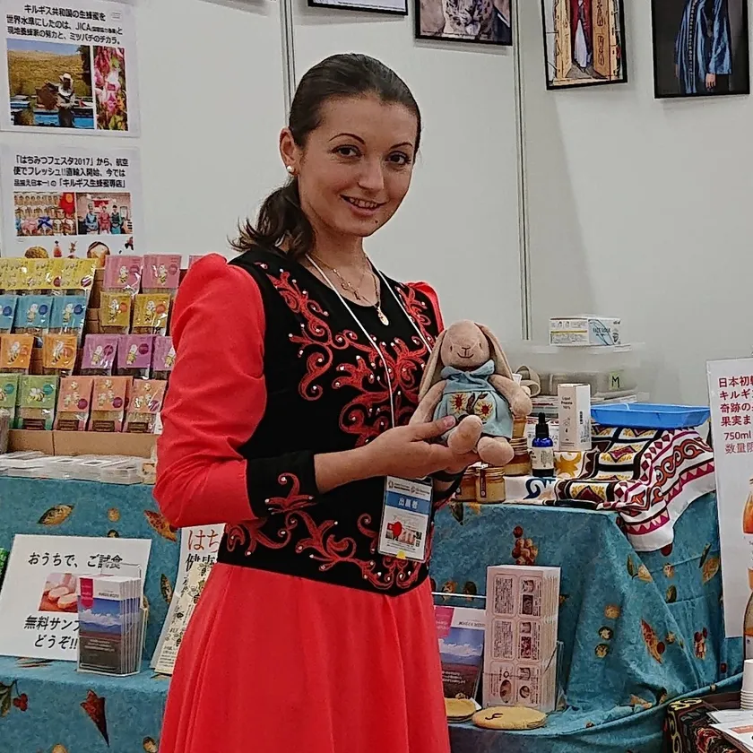 キルギスの民族衣装スタッフ例