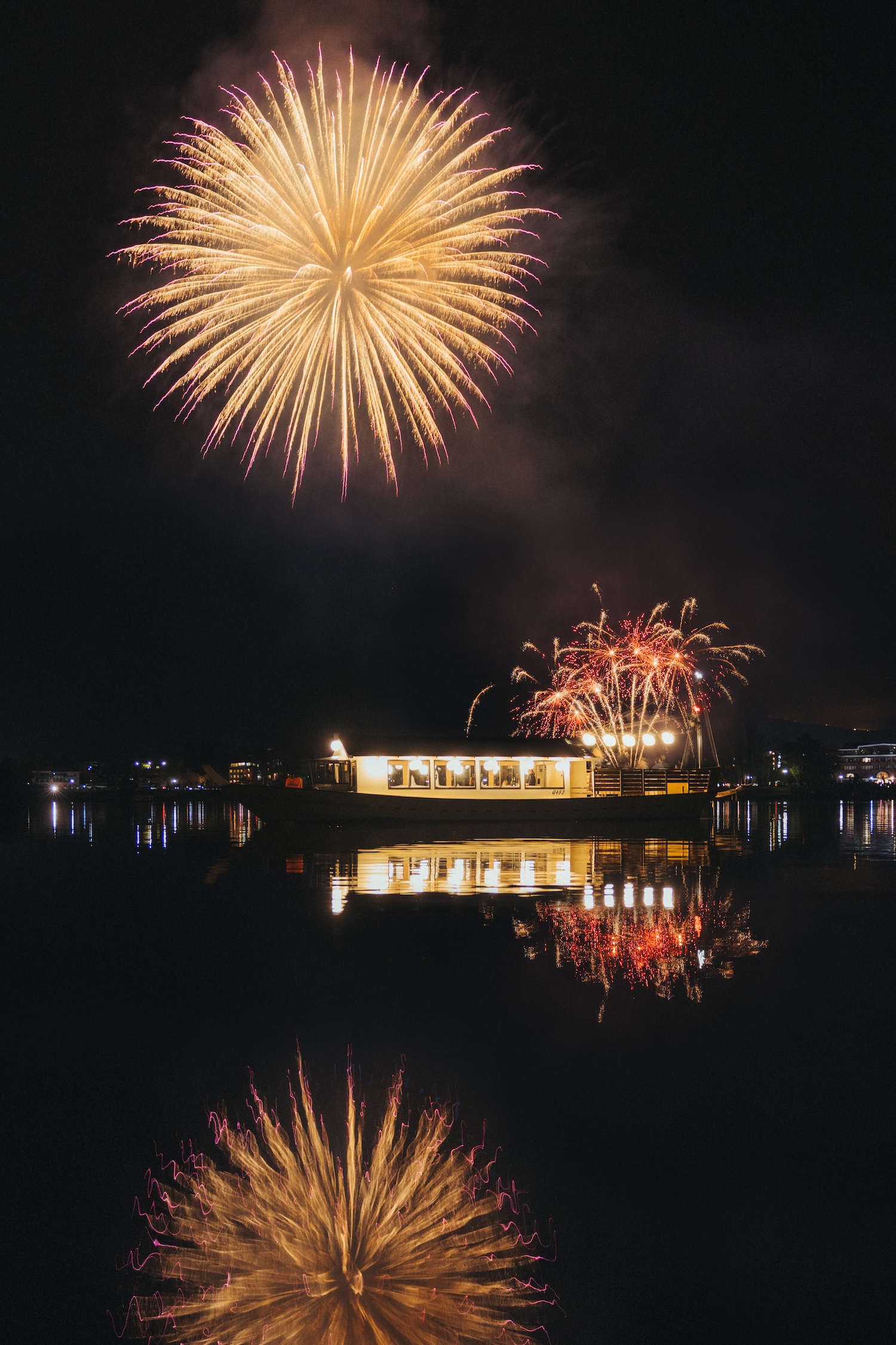 凛とした富士と、煌めく冬花火 河口湖唯一の屋形船レストランが贈る、期間限定「冬花火特別プラン」予約開始!