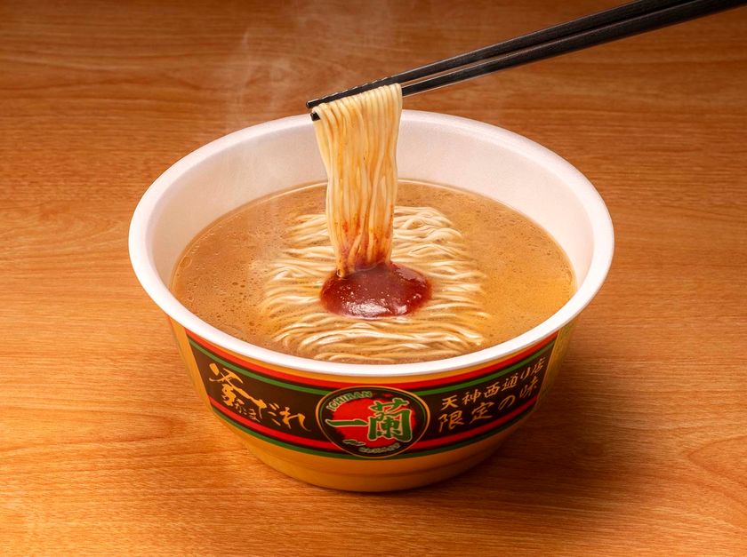 カップ麺「一蘭とんこつ釜だれ」全国新発売！
「釜煮こみ焼豚」の煮汁をもとに生まれた“釜だれ”
一蘭・天神西通り店(福岡)限定メニュー「釜だれとんこつ」を完全再現