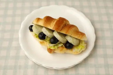 フルーティーコールスローとソーセージのサンドイッチ