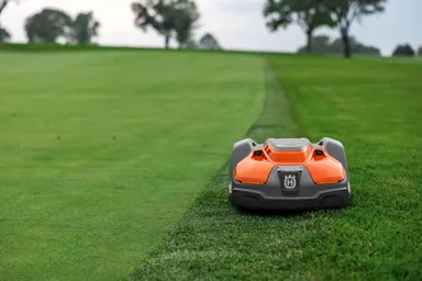 Automower(TM) 550 EPOSによる芝刈り風景