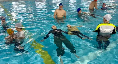 親子で着衣の感覚を体験