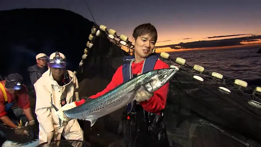 魚を持ち上げる辻本達規(BOYS AND MEN)