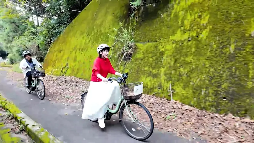 自転車に乗る (左から)たむたむ、沙羅