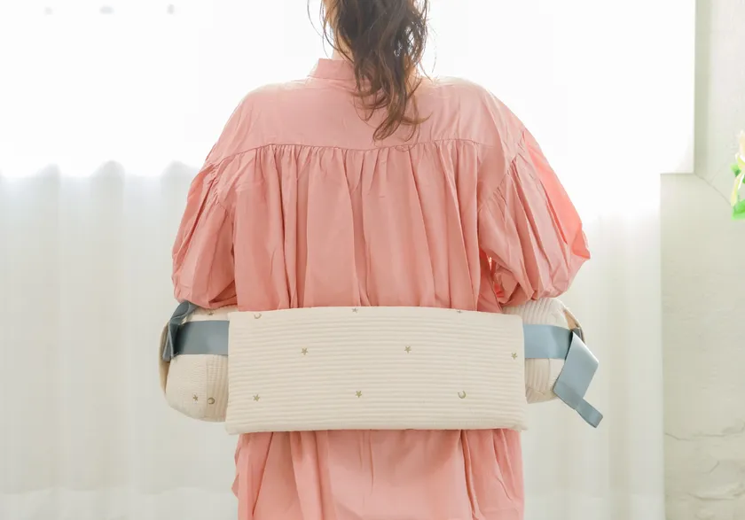 ベルトに巻き付けられる背当てクッション