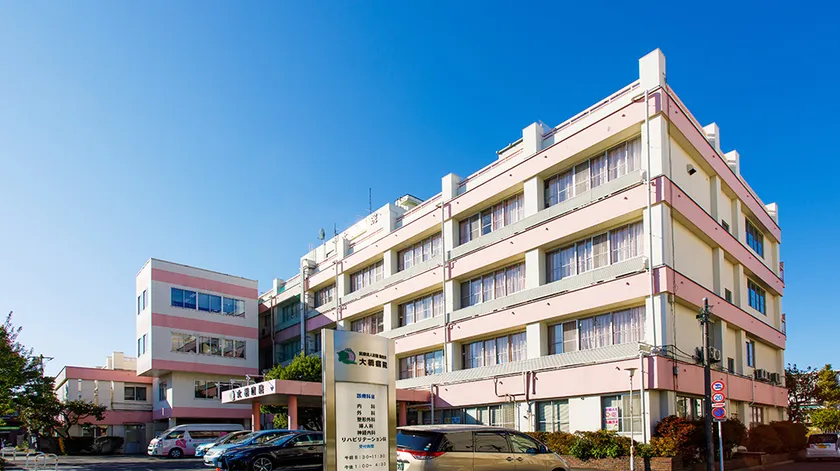 画像は「医療法人財団 逸生会 大橋病院」(4 階建て)の外観