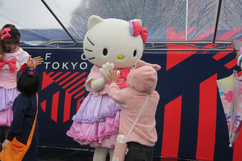 11月11日は「介護の日」
福祉職場の情報サイト「ふくむすび」最新レポート！
FC東京とコラボ！選手の適職は？
味の素スタジアムイベントブースにハローキティが登場！
ハイタッチ会や適職診断パネル展示を実施。
「ふくむすび」特設サイト リニューアルでより見やすく便利に