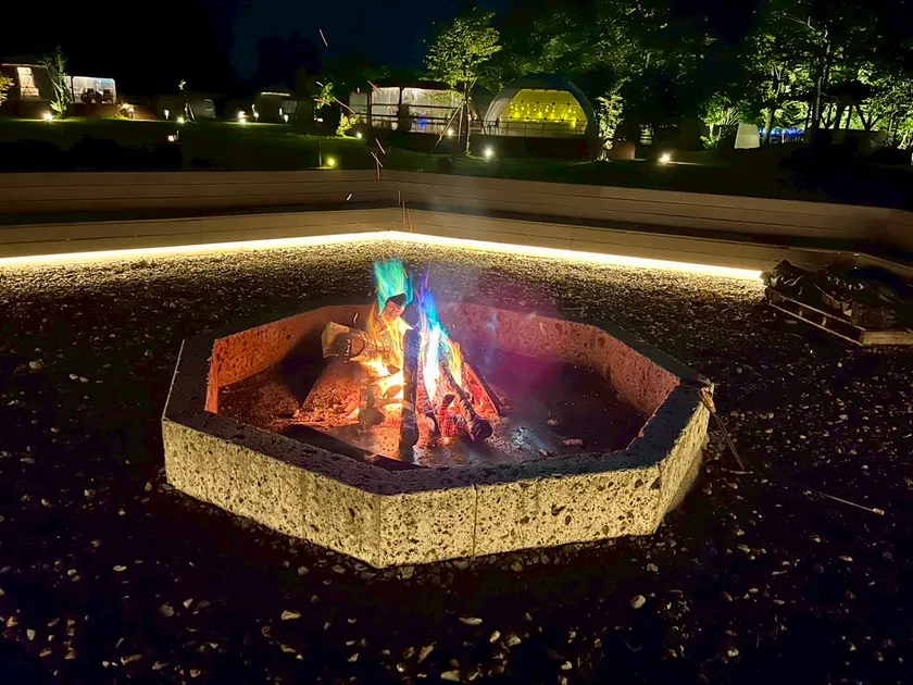 毎晩開催のキャンプファイヤー