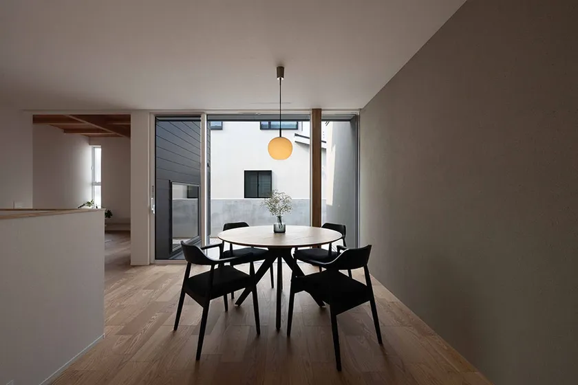 室内からプライベートデッキを望む(昼)