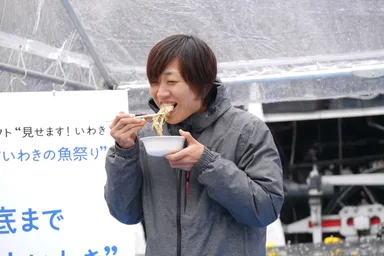 「いわきの浜のおやじ鍋」をほお張るしずちゃん