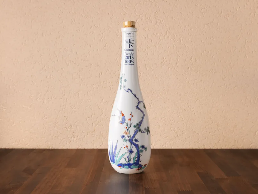 このテキーラのために、昔ながらの製法で一つひとつ手づくりで特別に仕立てた有田焼ボトルを使用