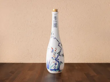 このテキーラのために、昔ながらの製法で一つひとつ手づくりで特別に仕立てた有田焼ボトルを使用