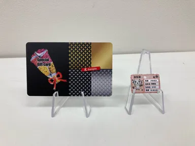 一般的なカードサイズ(左)とミニサイズ(右)の比較