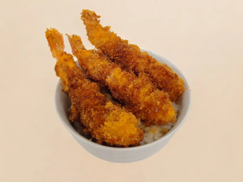 半額メニューのえび丼。プリプリさくっがたまらない人気メニュー。