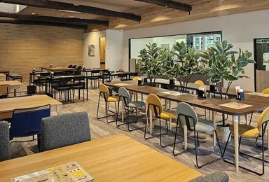 広々とした店内。大人数でのご利用も可能です。