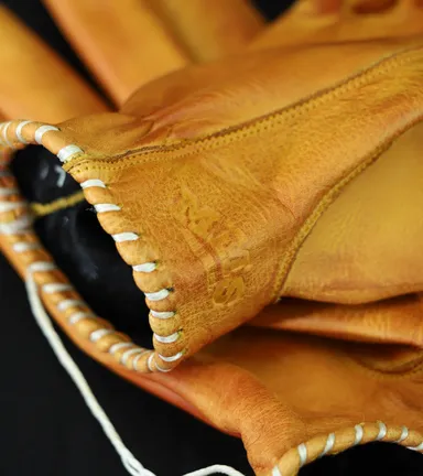 ヴィンテージ感抜群のリストステッチ