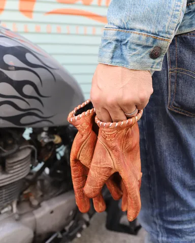 使い続ける事で完成すると言う意味を込めた「DIRTY GLOVES」