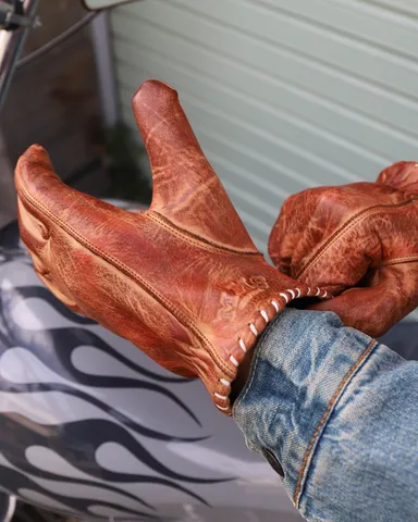 ヴィンテージグローブながらもフィット感、使用感の良さを求め、裏地を追加。