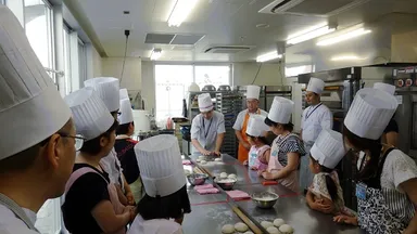 ファンを招いた「夏休み親子パン教室」の様子（テーブルマーク）