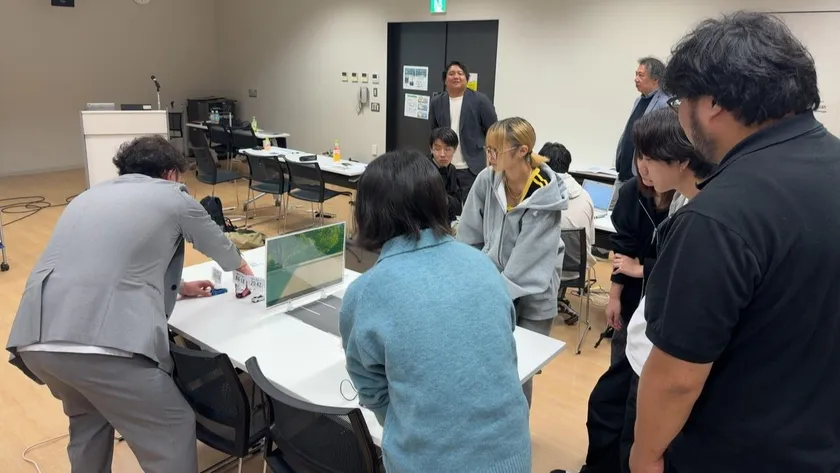 講師からアドバイスを受けながらコードを作成している様子