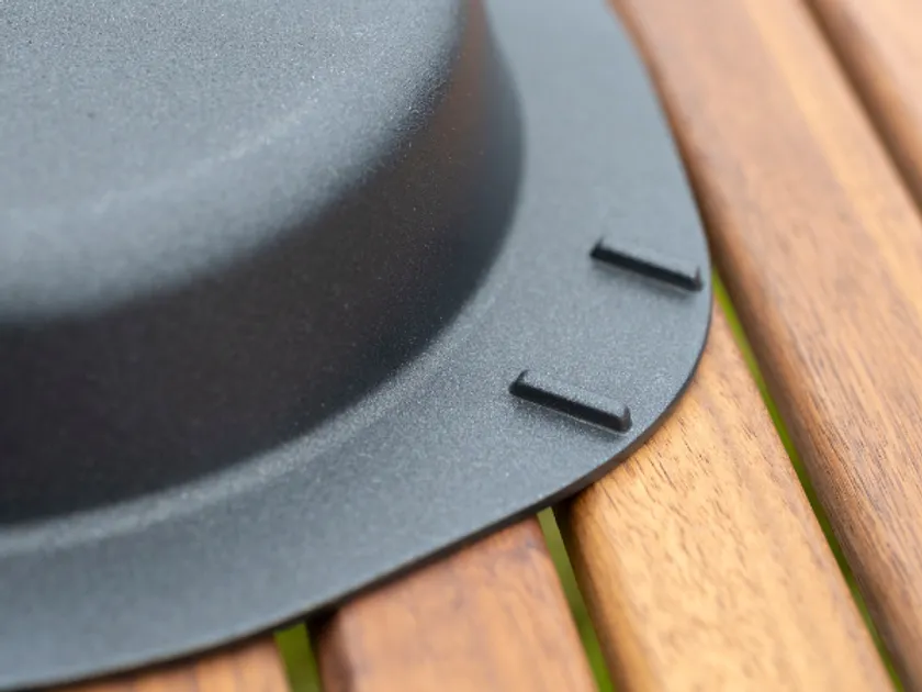 フライパンにもなる、片手で取手が着脱できる独自の「ガイドチャックシステム」。