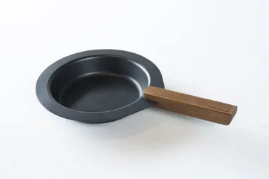 波佐見焼の工房で得た着想をもとに、2年以上かけて形にしたデザイン。