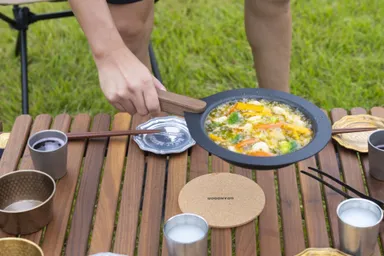 取手はワンタッチで着脱可能。お皿としてもフライパンとしても使える。