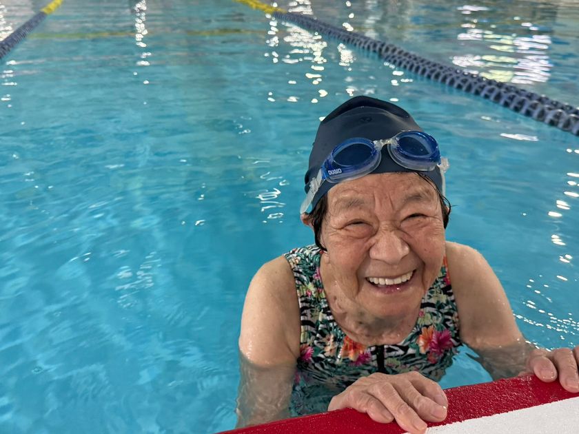 プールで笑顔の中谷さん